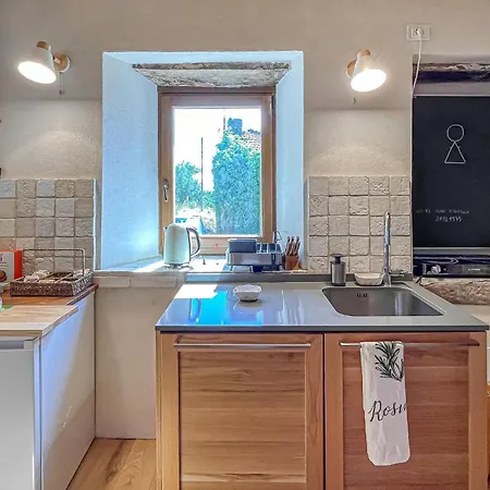 Casa vacanze Stunning In San Pietro A Dame With Jacuzzi *